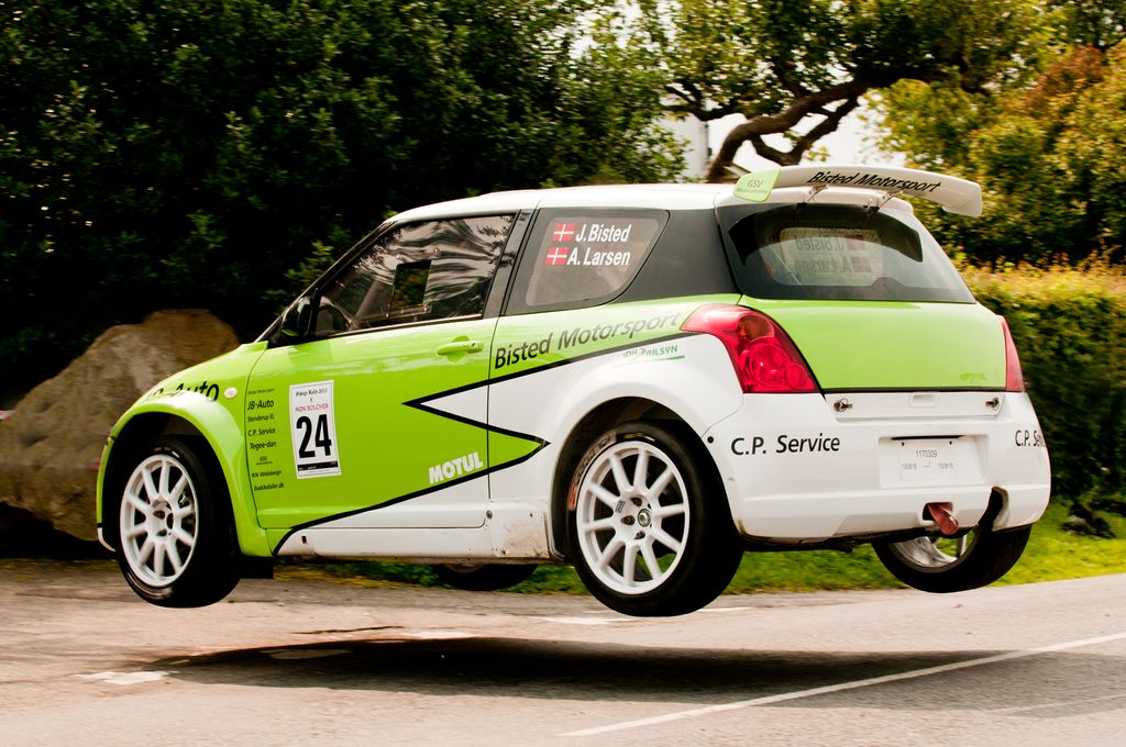 HAMK medlem Jesper Bisted flyver ofte højt når der gives gas
(Foto: rallypics.dk)
